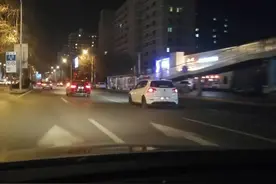 偶遇两门版五代GTI，忍不住追上去，我最亲爱的图片