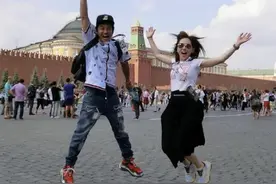 孙耀威携老婆国外度假，穿搭休闲气质好，陈美诗留锁骨发不像39图片