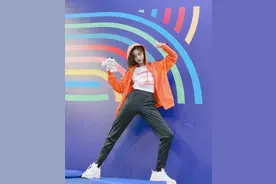 许佳琪不愧是170的个子，一条休闲裤也穿出大长腿，真好看图片