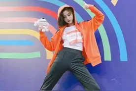 许佳琪不愧是170的个子，一条休闲裤也穿出大长腿，真好看图片