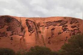 沙漠深处的独立岩石, 每时每刻变颜色，从赭红到橙红，又变成暗红图片