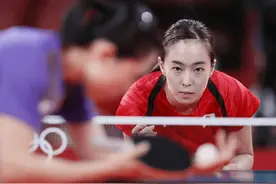 真会玩!4米高的石川佳纯巨型雕塑亮相，下面可乘凉，没福原爱好看图片