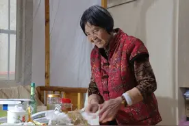 【特写】庄丽珠：84岁慈母守护瘫痪儿子47年图片