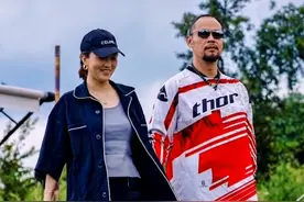 “鲁智深”晒照庆结婚15周年，美娇妻长腿细又直，儿女越长越像妈图片