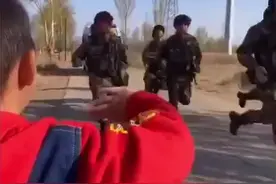 当小可爱遇上大可爱！#萌娃偶遇兵哥哥热情击掌图片