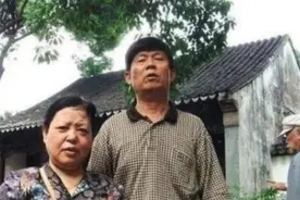 7年前成龙回老家祭奠父亲，面对穷大哥，却只坐了15分钟图片
