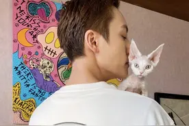 陈伟霆终于出关侧颜迷倒一片，抱小猫超温柔，穿卫衣像阳光大男孩图片