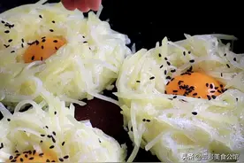 简单好吃的蛋黄土豆饼，外脆里嫩，营养丰富，家人爱吃的早餐美味图片