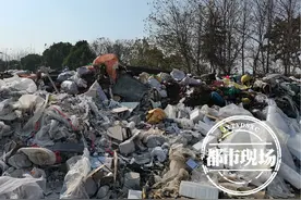 南昌：汽配城出口堆满垃圾，臭味刺鼻一个多月没人管？图片