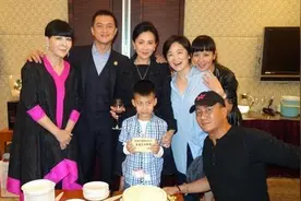 刘嘉玲正式认了胡军家康康为干儿子，送金器过户房子，干妈超大方图片