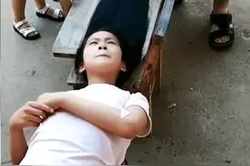 这一招猛啊！爸爸网上学菜刀剪头发，竟然拿亲身女儿做实验？图片