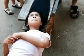 这一招猛啊！爸爸网上学菜刀剪头发，竟然拿亲身女儿做实验？图片