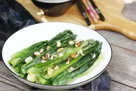 为何你炒的青菜叶子烂歪歪，菜梗子还是生的？原来第一步就做错了图片