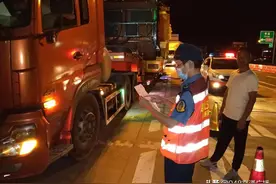湖北高速路政开展治超专项行动，大件运输车辆未经许可不得上高速图片