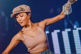 黑皮女孩不知怎么穿？华莎黑皮+宽肩，依旧能美出新高度图片
