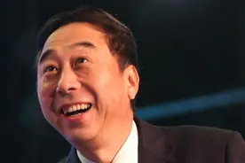 62岁冯巩一家近照，老婆风韵犹存，35岁儿子颜值一言难尽图片