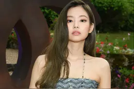 “人间香奈儿”Jennie，身材性感撩人，如何打造同款身材图片