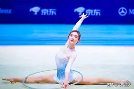腾讯美女主播美娜表演艺术体操，身姿完美动人，让人怦然心动图片