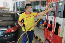 “加200”还是“加满”？夏天这样加油图片