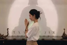 “佛媛”的迷惑行为，穿开衩袈裟、吊带佛衣抄经，欲望全写在脸上图片