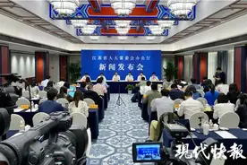 定了！驾驶、乘坐电动车必须戴头盔！图片