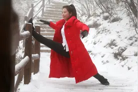 40岁红衣“女侠”走红，出门旅行背着长剑，在雪地上表演一字马图片