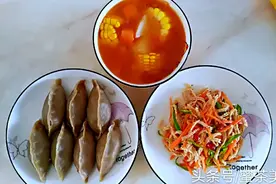 一个人的早餐也要吃好，莜面蒸饺加上一碗汤一个凉菜，好吃简单图片