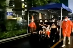 “篷”然心动！深圳龙华这顶“移动帐篷”在风雨中撑起“温暖怀抱”图片
