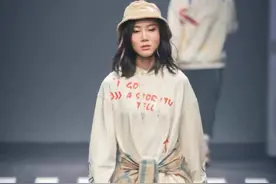 她在地震中被埋3天3夜，失去右腿，安上假肢T台走秀，成百万网红图片