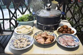 夫妻俩人晚餐，在家做番茄火锅，不用炒菜少闻油烟，比海底捞实惠图片
