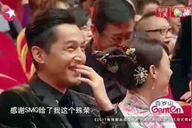 倪大红老演员获奖感言说错话，台下孙俪哈哈大笑，胡歌捂嘴大笑图片