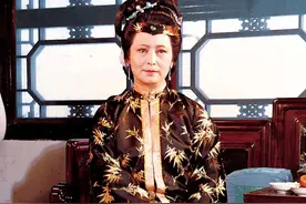 87版红楼梦王夫人庆生，88岁仍肤白貌美，与孙子五官神相似图片