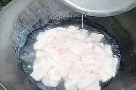 简易煎炸猪油过程图片