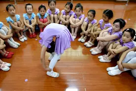 幼儿园里的兴趣班怎么选？有三种是真心不推荐，离职幼师：浪费钱图片