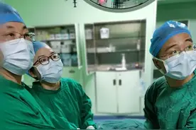 泉州市中医院完成单孔腹腔镜胆囊切除术 跨入手术“无疤痕时代”图片