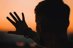 为啥你总看不起自己？图片