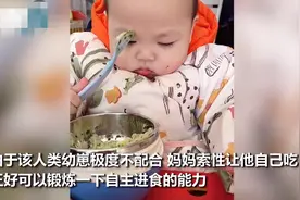 宝妈让一岁宝宝自己吃饭，场面一度失控，网友：凭实力靠脸吃饭图片