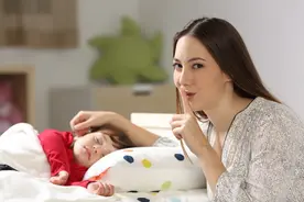 孩子睡觉全家都不能说话？你以为在创造睡眠环境，实则在害孩子图片