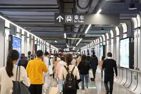 警察不出示证件，我可以拒绝身份查验吗？图片