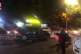 心真大！岳阳一男子肇事逃逸，藏车后竟去KTV唱歌喝酒视频封面