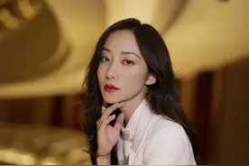 韩雪不愧是气质女神，一身白色西服套装知性干练，潇洒不羁真洋气图片