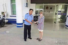 观光丢副墨镜 真是心急如焚 路管成功寻回 游客视频称颂图片