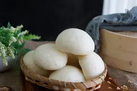 冬天蒸馒头，面不好发，学会窍门30分钟发满盆，馒头香甜松软图片