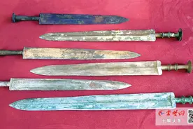 十堰男子收藏6把青铜剑 时间跨度超过800年图片