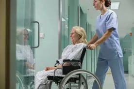 「颐家课堂」护理的老人出现行为异常时，怎么办？图片