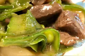 澳洲牛肉粒炒荷兰豆，五星级酒店做法，再搭配一个尖椒炒皮蛋，美图片