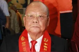 85岁香港富豪财产全捐，25亿都没留给儿子，真正的落叶归根图片