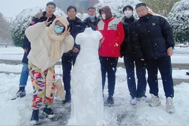 济南一高校学生用雪堆出“断臂的维纳斯”网友：堆雪人都内卷起来了图片