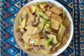 家常菜土豆片炒肉，这样做出来肉质香嫩，土豆脆爽，特别入味！图片