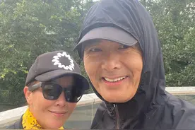 55岁刘嘉玲爬山成瘾，身材保持惊人，穿“波点连体袜”身材抢镜图片